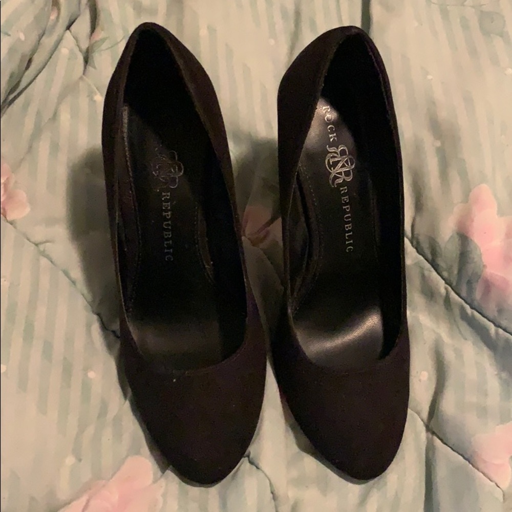 Rock and Republic Black Suede Heels
